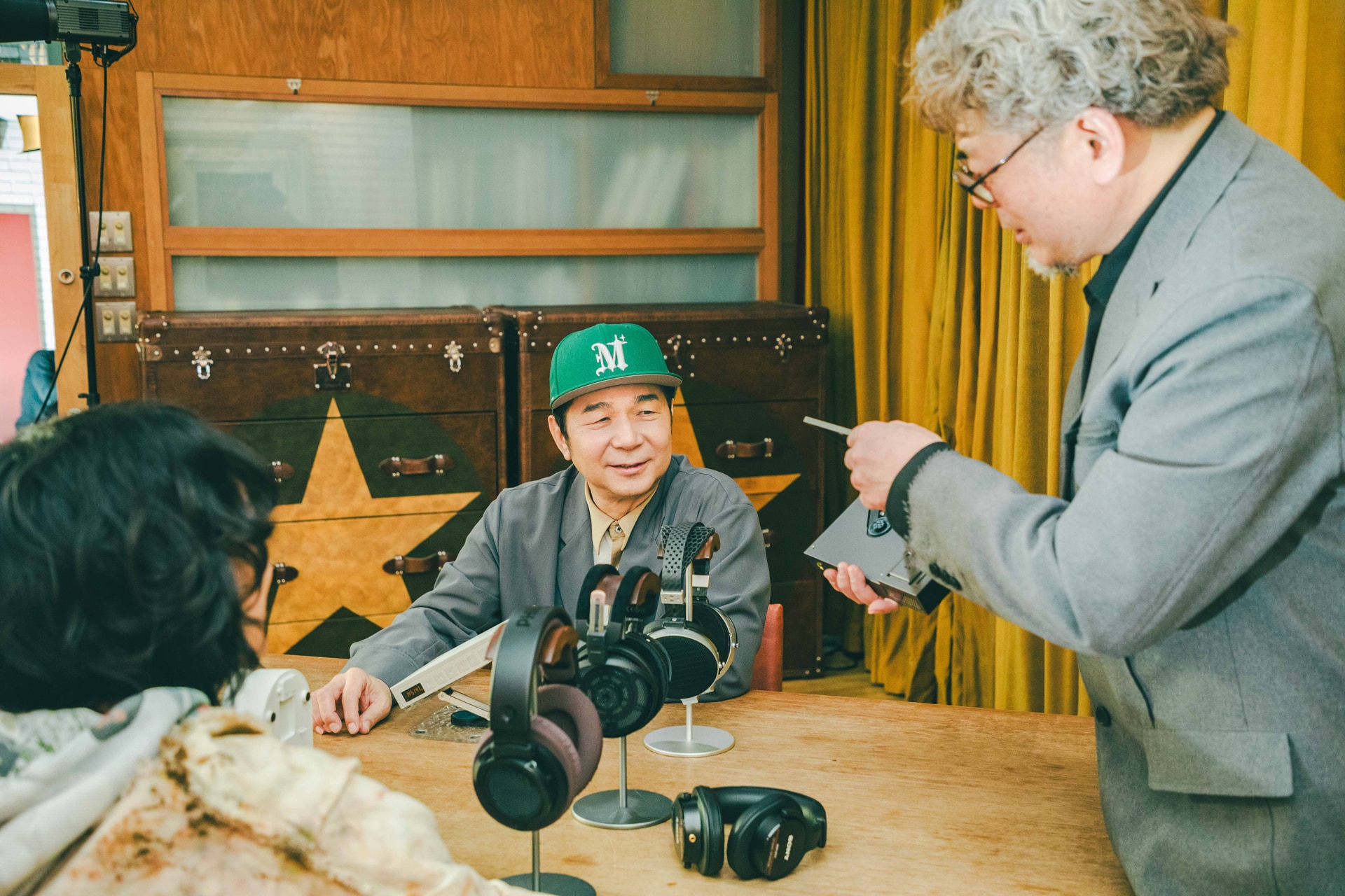 DUNUの有線ポータブルプレーヤー「CONCEPT R」を解説する野村ケンジ（右）。