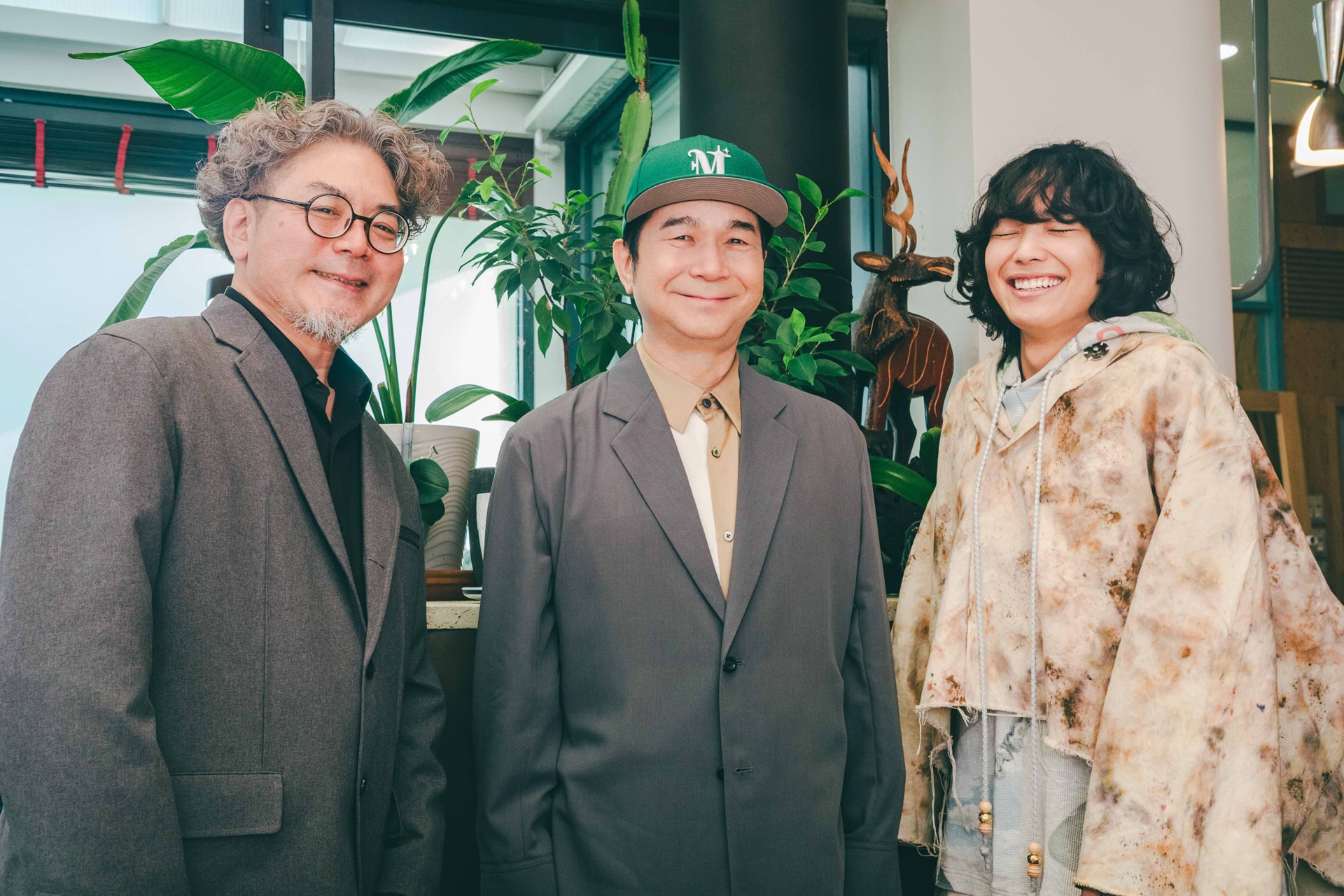 左から野村ケンジ、中村正人（DREAMS COME TRUE）、映秀。