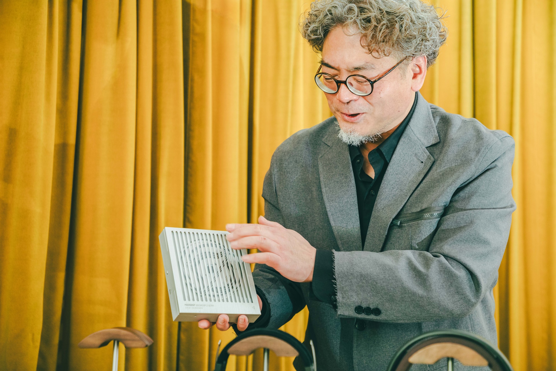 ポータブルCDプレーヤー「SHANLING EC Smart」について解説する野村ケンジ。