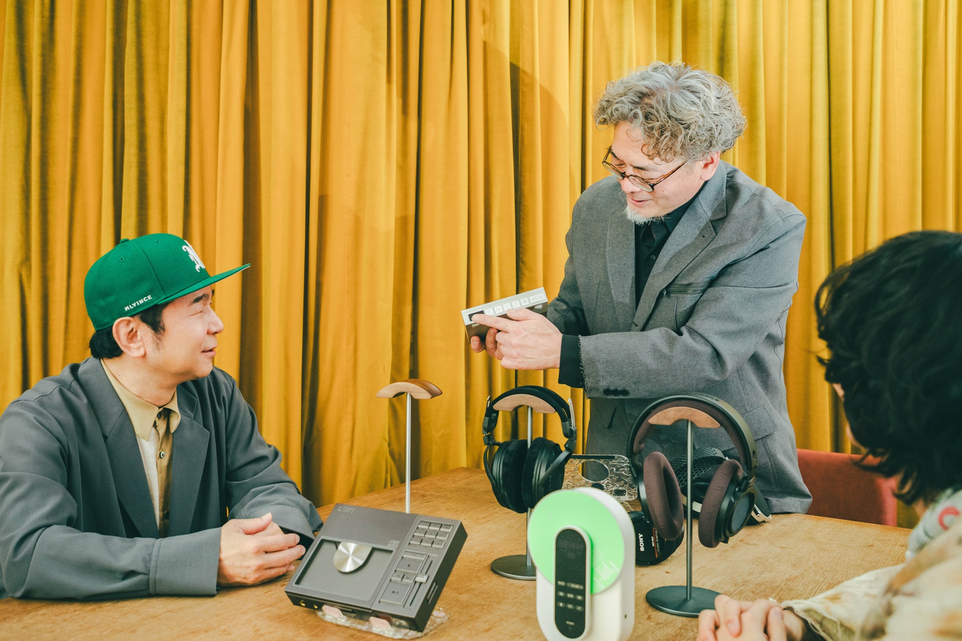 ポータブルCDプレーヤー「SHANLING EC Smart」について解説する野村ケンジ。