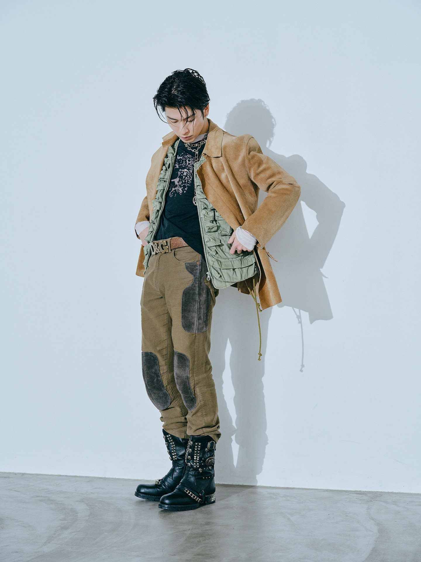 レザーが印象的な2つ目のスタイリング。