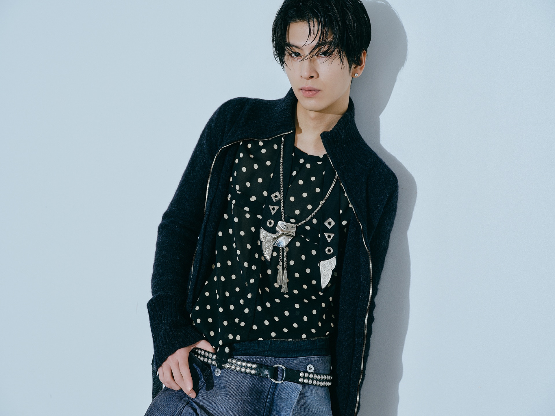 シアー感のあるドット柄のシャツと装飾付きのタイが上品な印象を与える。