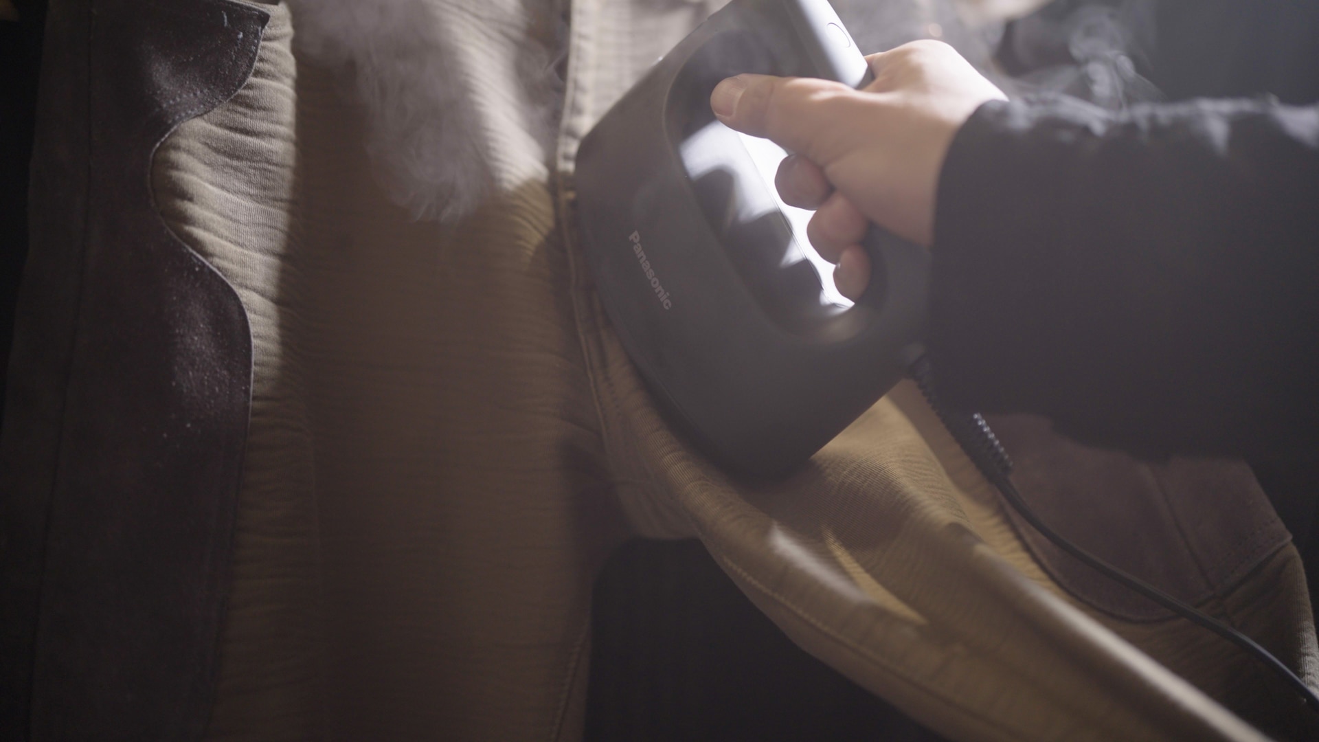 慣れた手つきでパンツのシワをのばしていくauskou。