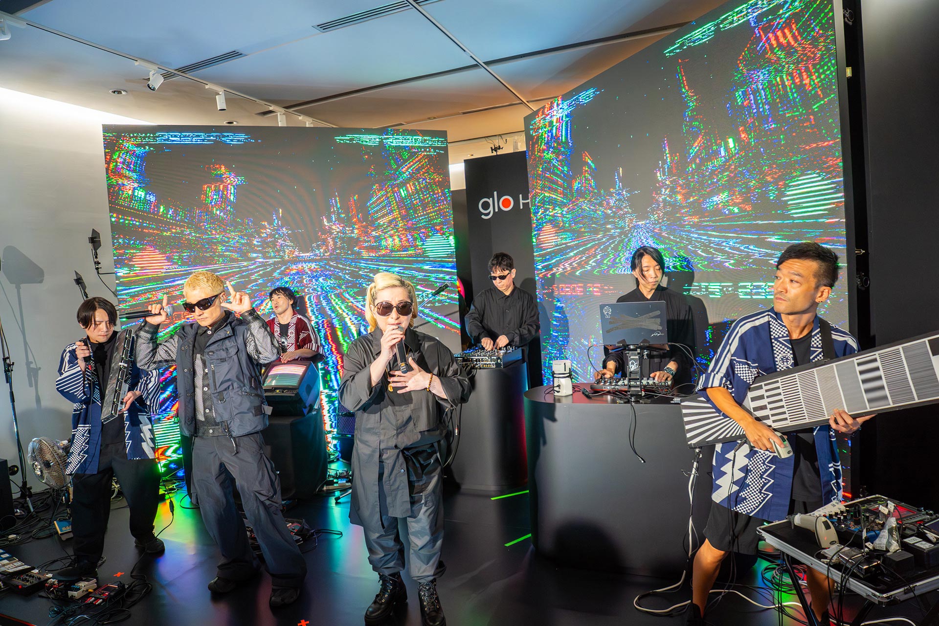落合陽一、ELECTRONICOS FANTASTICOS!とパフォーマンスするm-flo。