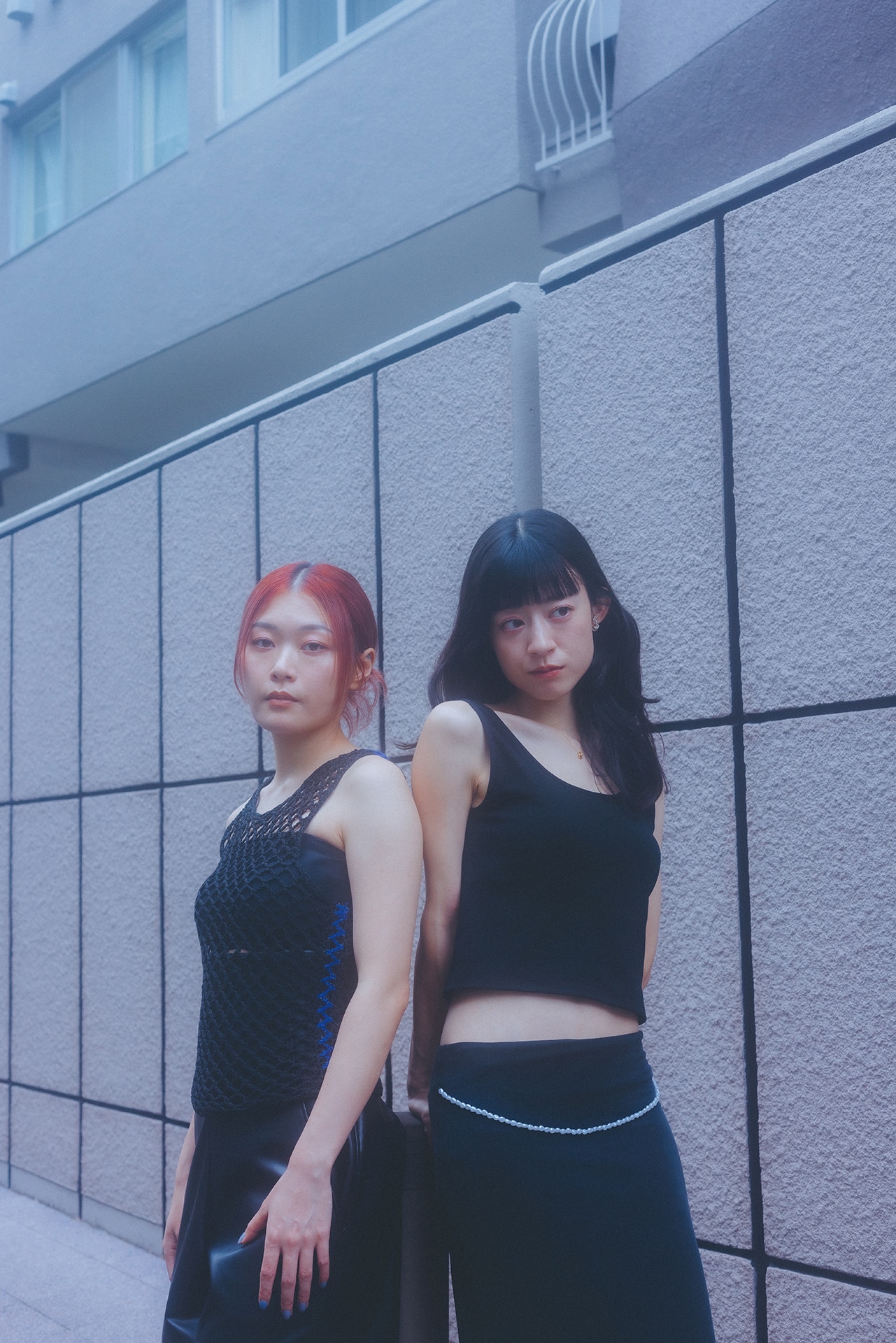 左から河西ゆりか(B)、塩塚モエカ(Vo, G)。