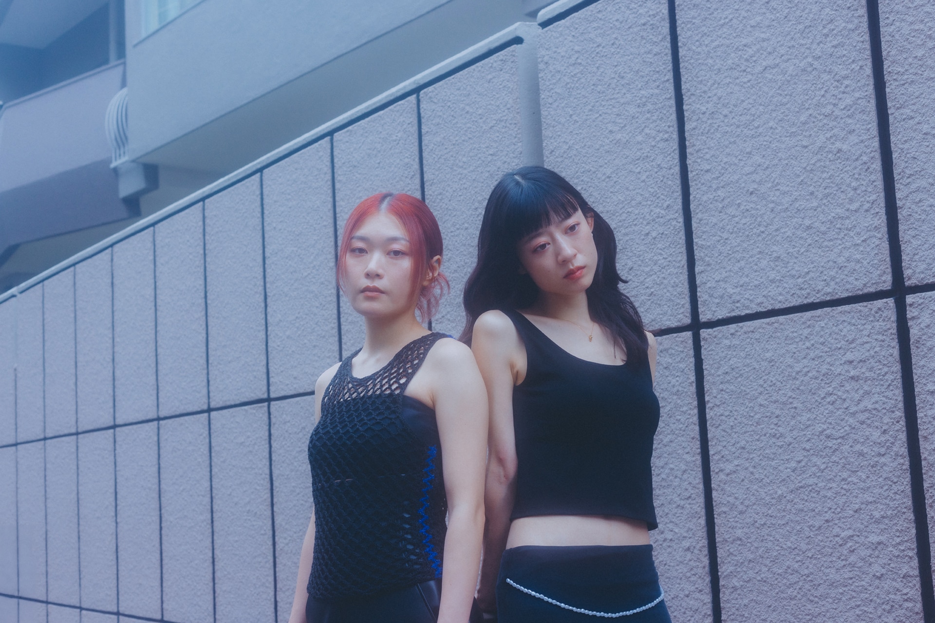 左から河西ゆりか（B）、塩塚モエカ（Vo, G）。