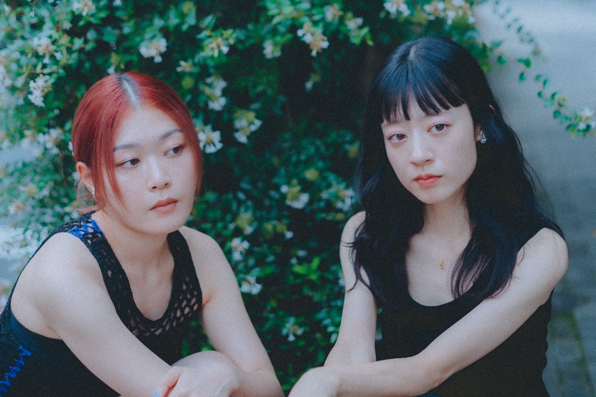 左から河西ゆりか（B）、塩塚モエカ（Vo, G）。