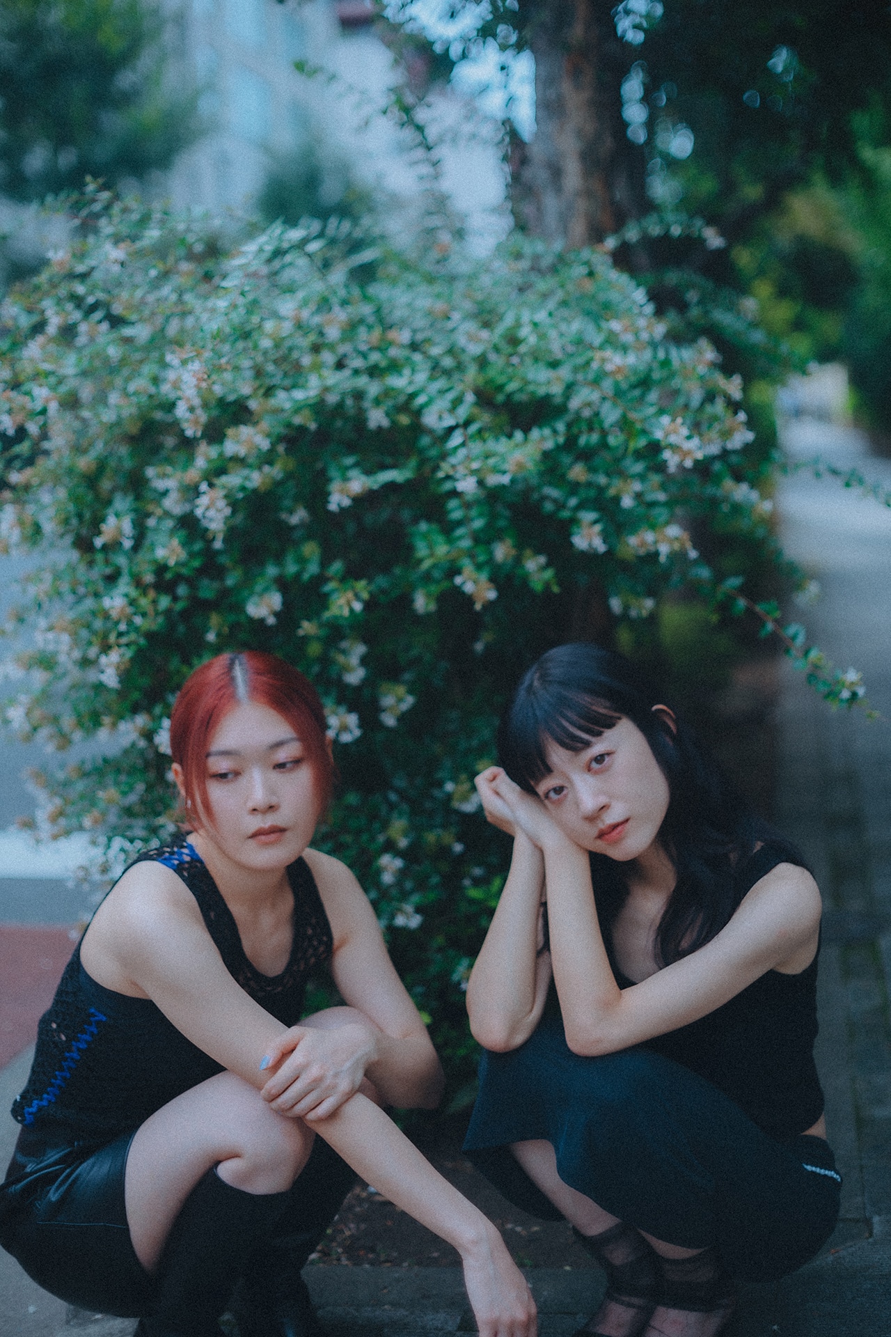 左から河西ゆりか（B）、塩塚モエカ（Vo, G）。