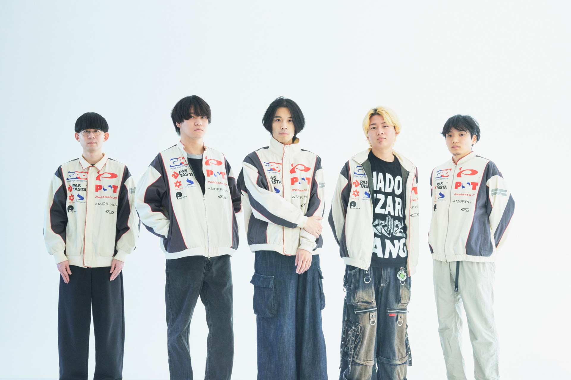 PAS TASTA。左からKabanagu、yuigot、ウ山あまね、hirihiri、phritz。