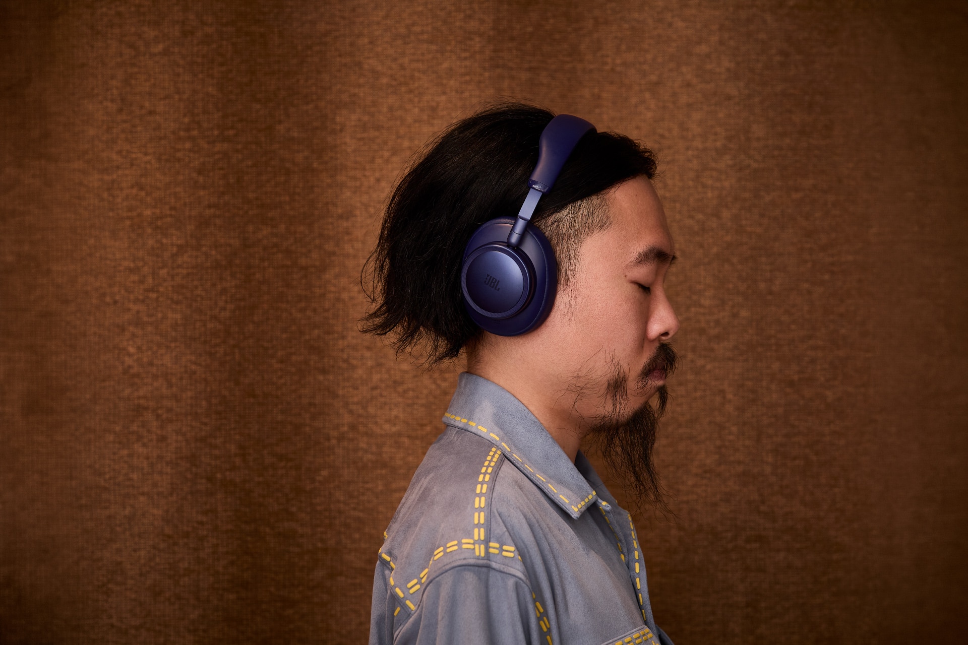 装着モデルは「JBL LIVE 780NC」（ブルー）。