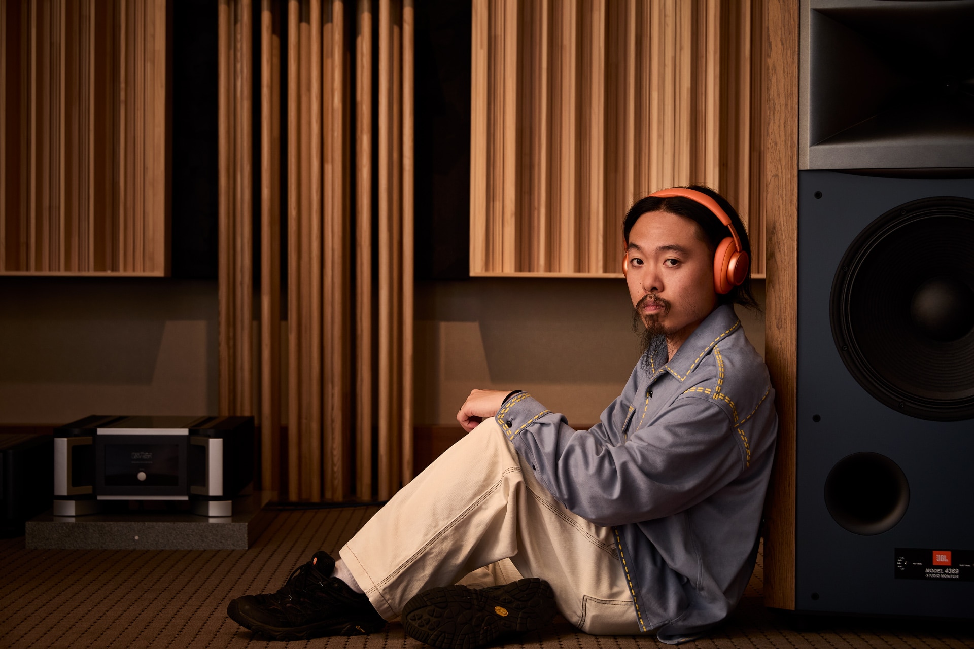 JBLのオーディオルームで音楽を楽しむ石若駿。