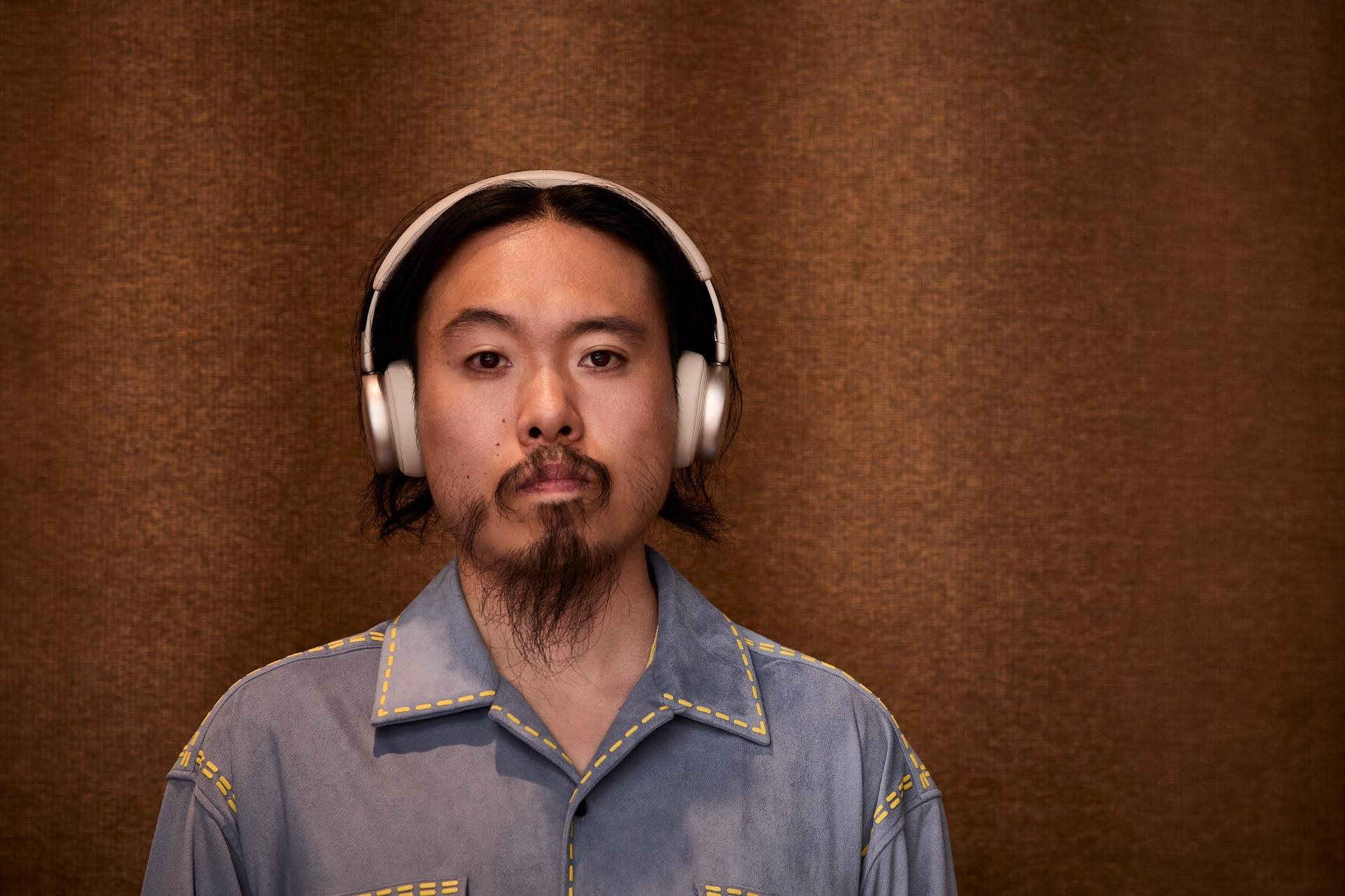 装着モデルは「JBL LIVE 680NC」（シャンパン）。