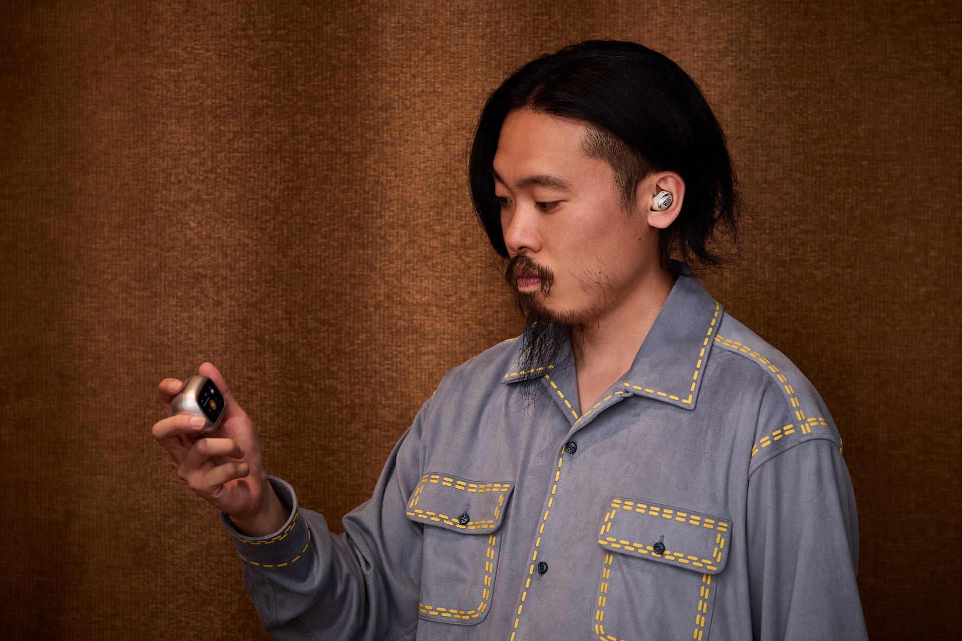 装着モデルは「JBL LIVE BUDS 4」（シルバー）。