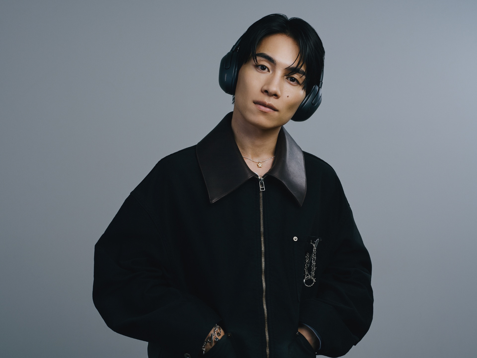 「JBL Tour One M3」ブラックを着用したSIRUP。