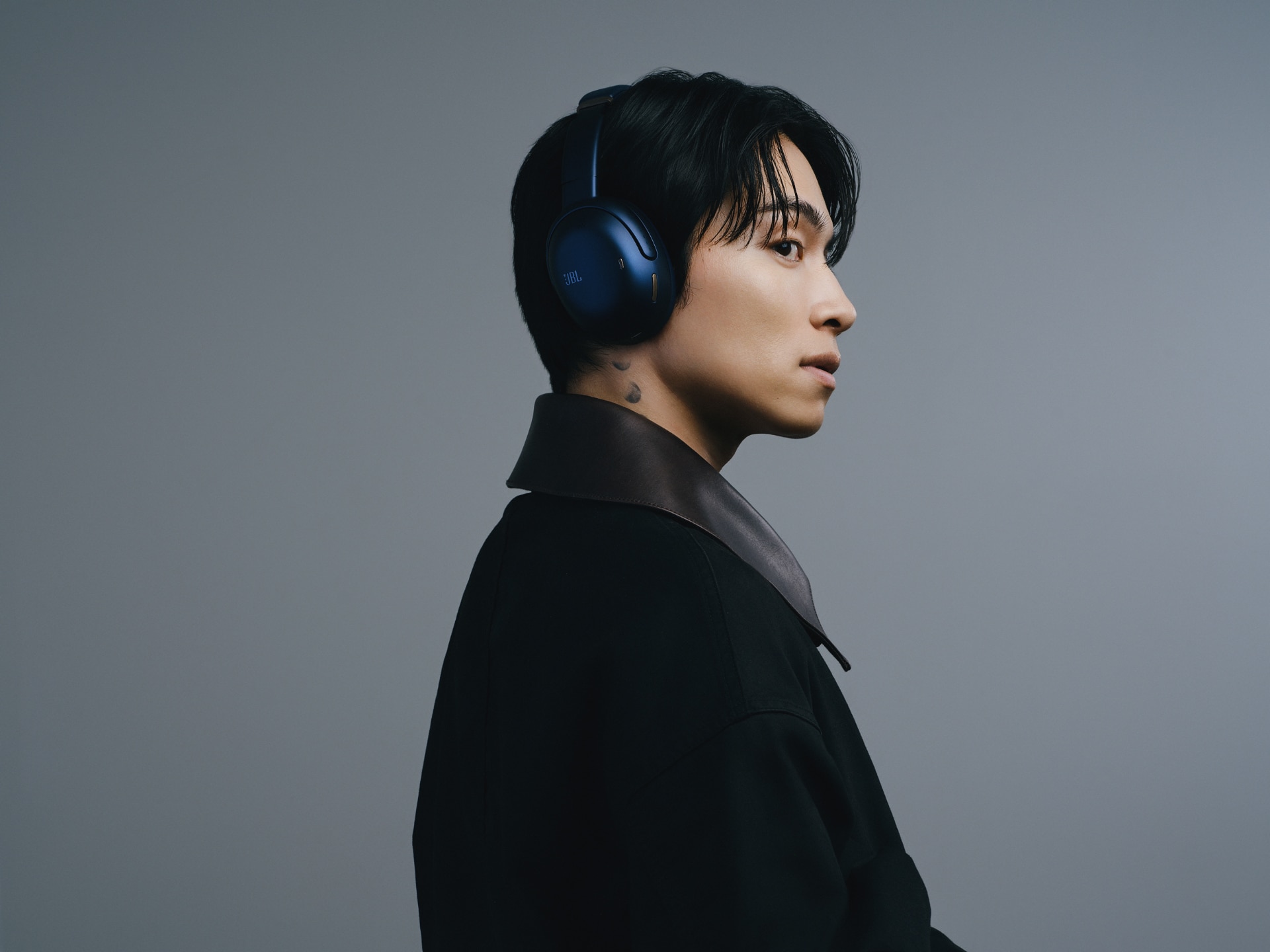 「JBL Tour One M3」ブルーを着用したSIRUP。