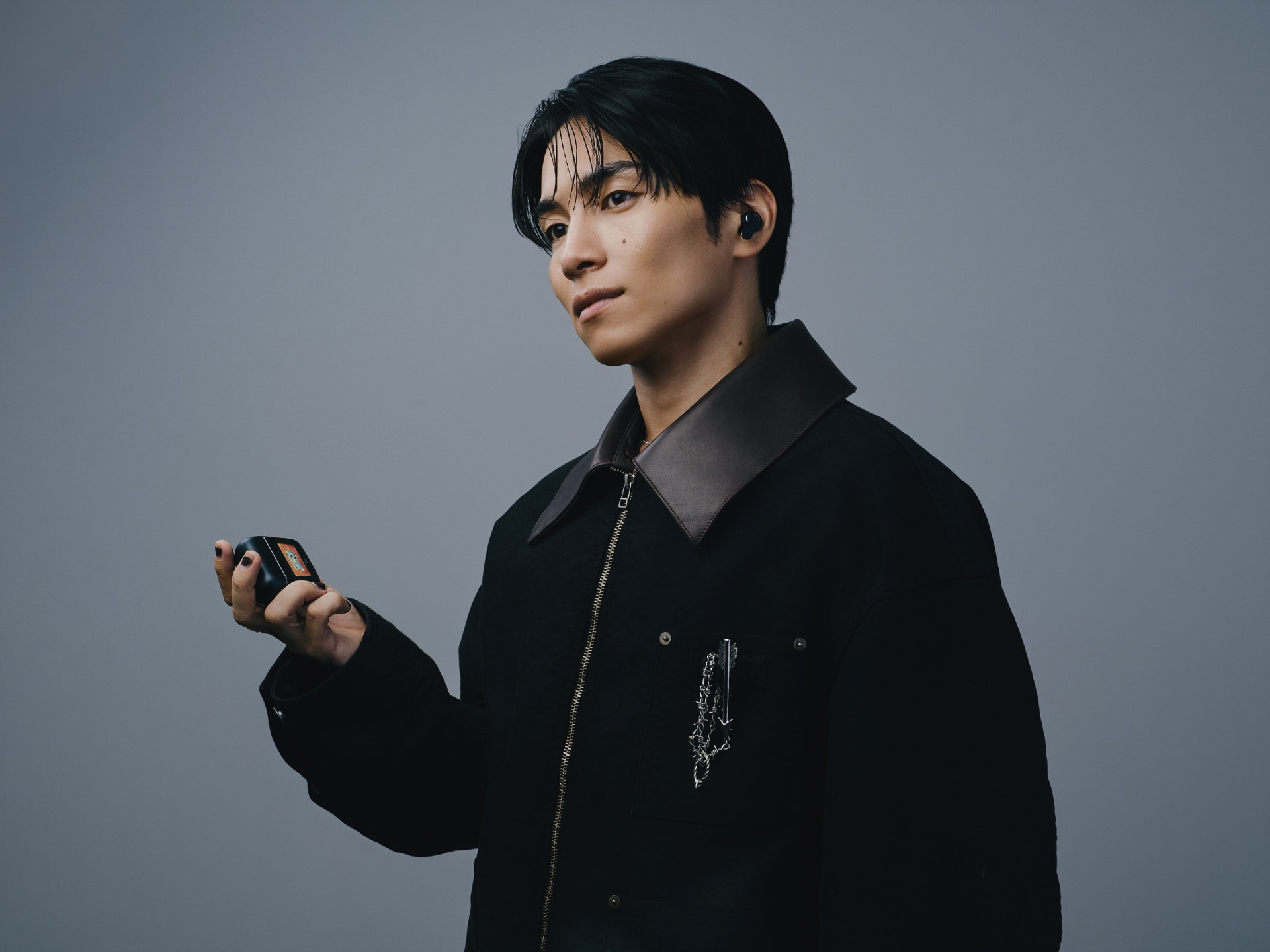 「JBL Tour Pro 3」ブラックを着用したSIRUP。