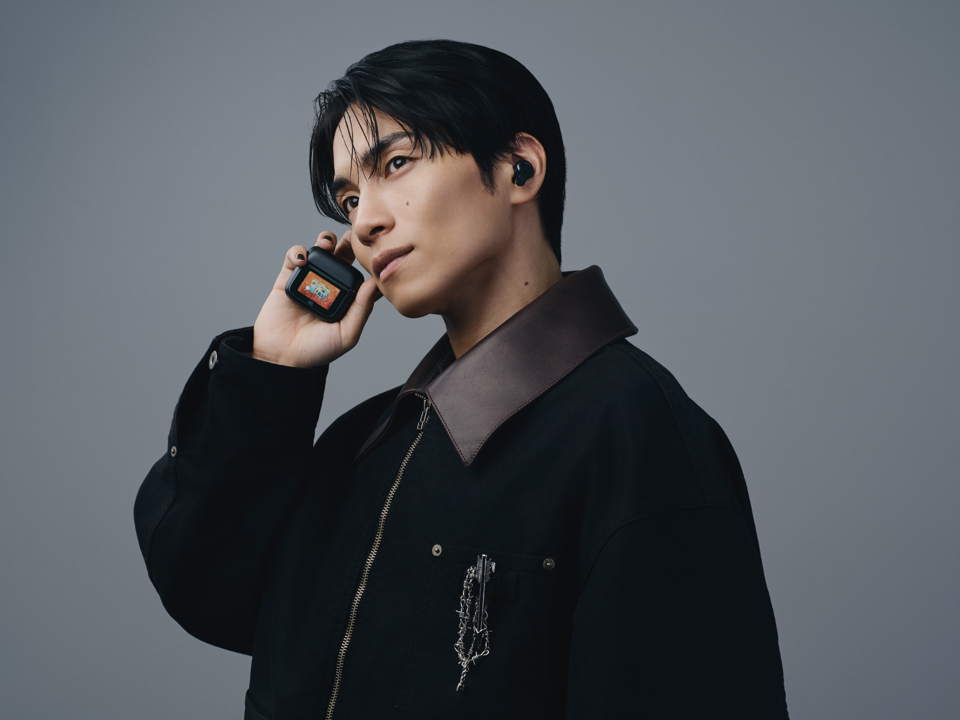 「JBL Tour Pro 3」ブラックを着用したSIRUP。