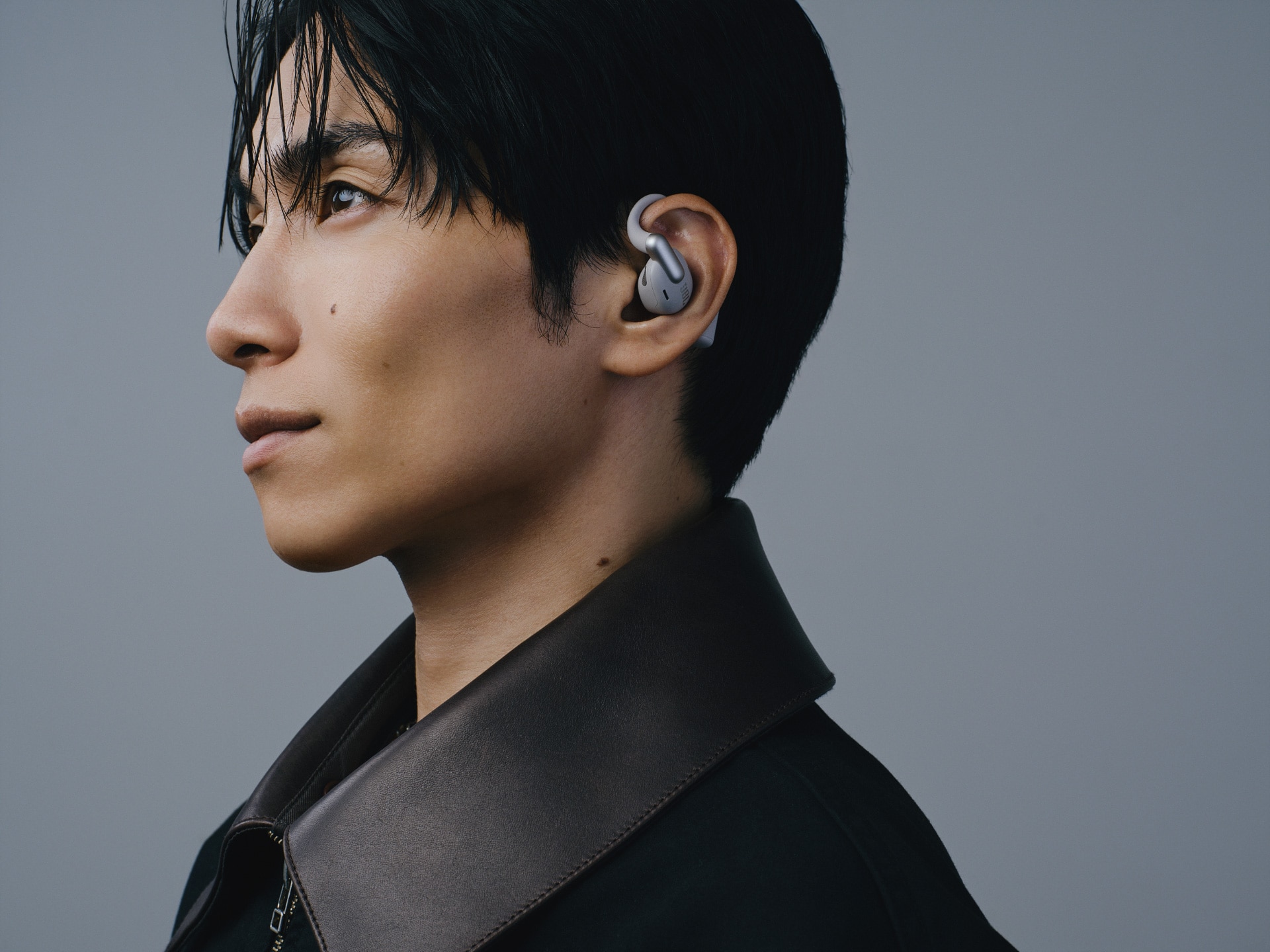 「JBL Sense Pro」グレージュを着用したSIRUP。