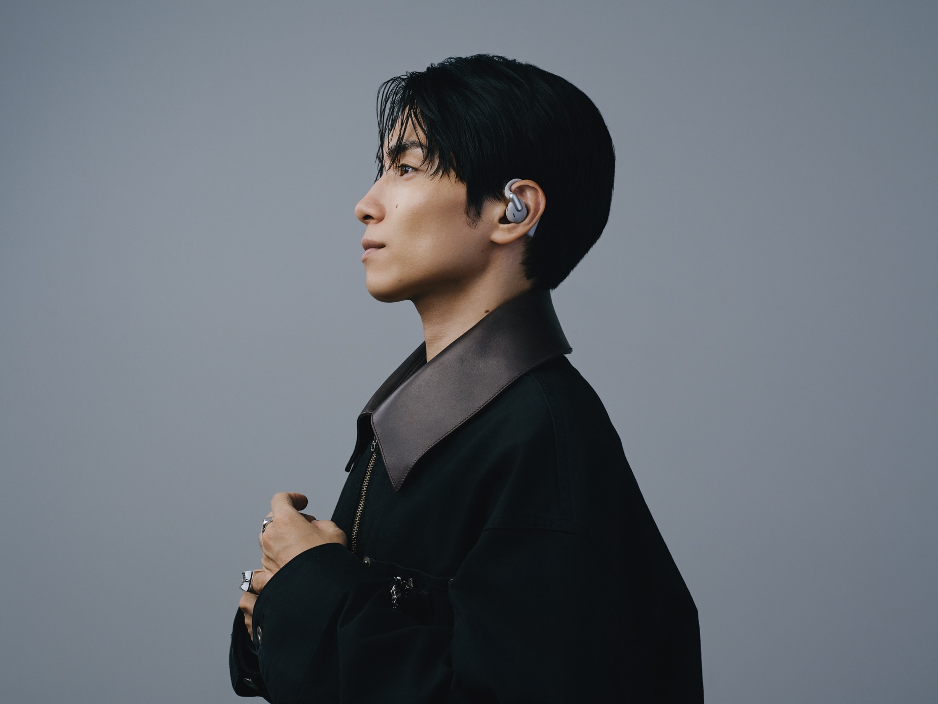 「JBL Sense Pro」グレージュを着用したSIRUP。