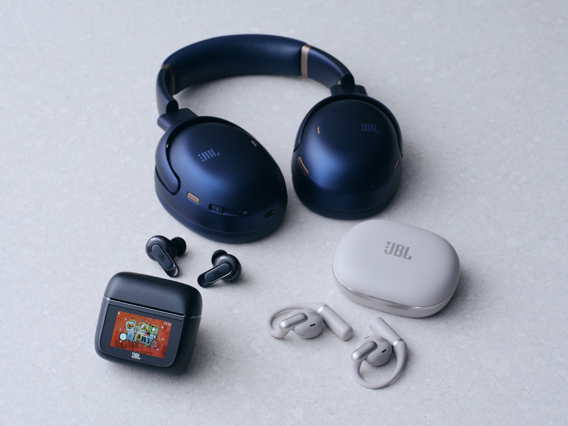 上から時計回りに「JBL Tour One M3」ブルー、「JBL Sense Pro」グレージュ、「JBL Tour Pro 3」ブラック。