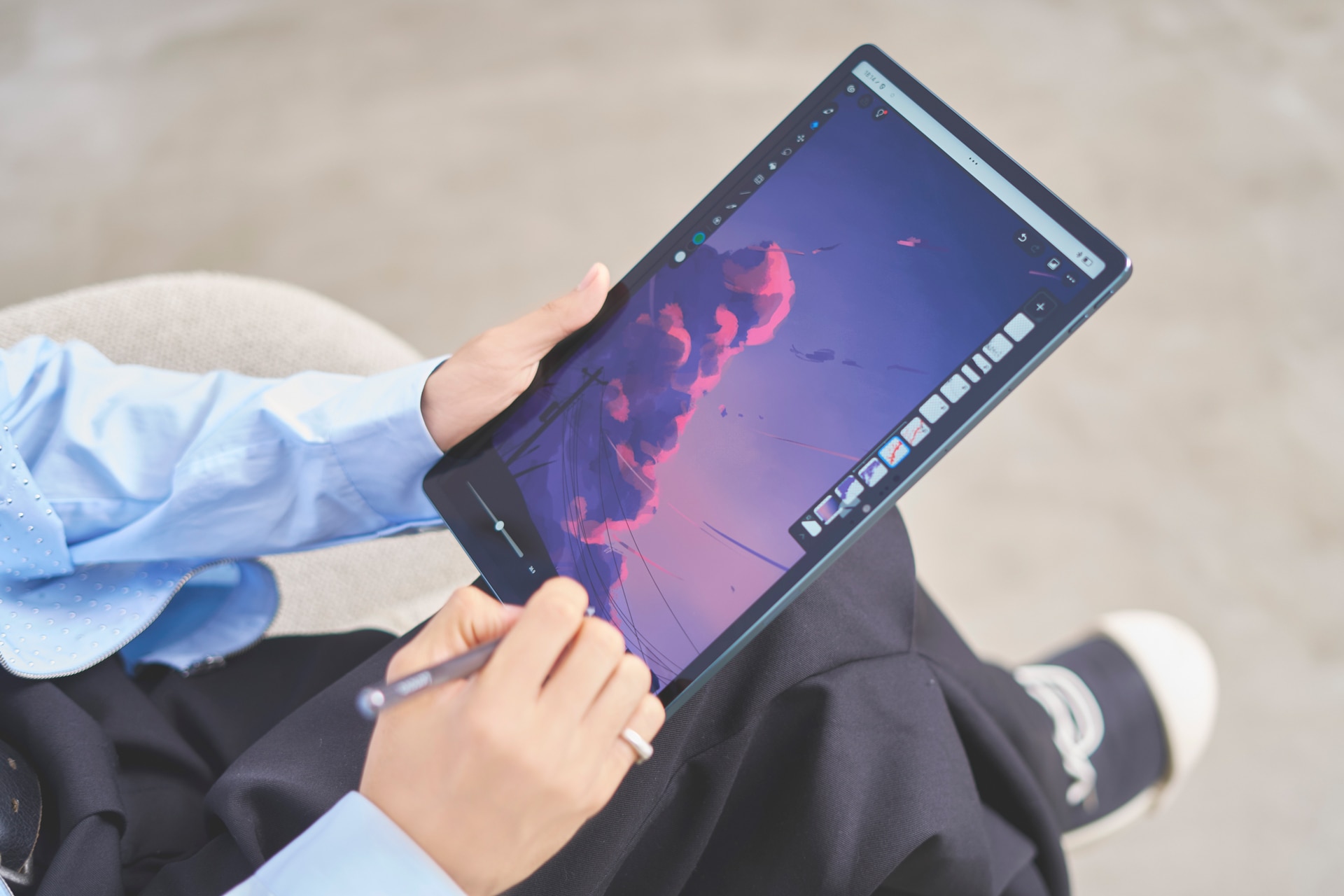 「Yoga Tab Plus」で積乱雲を描く池﨑理人（INI）。