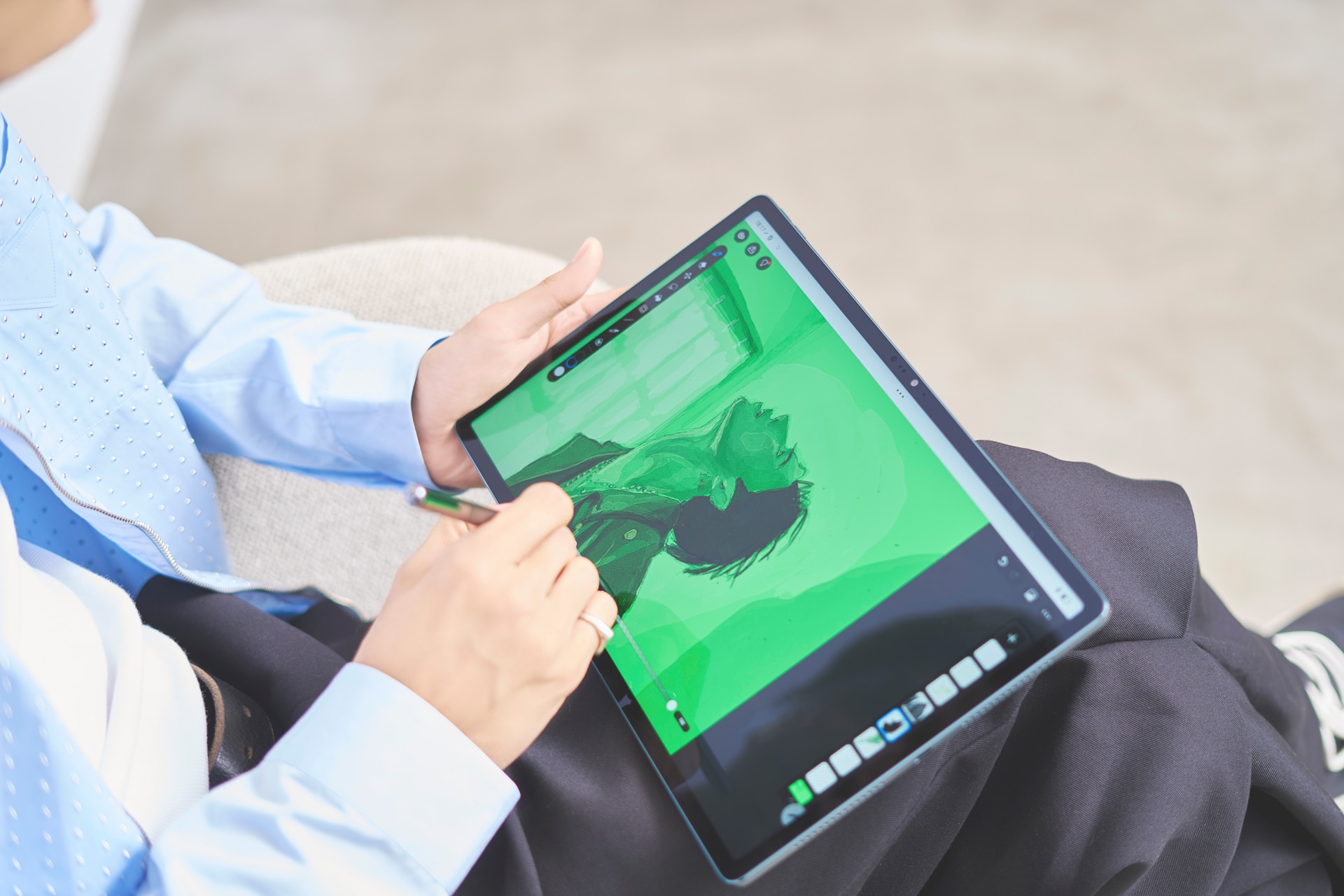 池﨑理人（INI）が「Yoga Tab Plus」で描いた自画像。