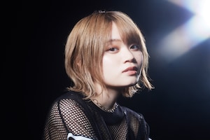 ニノミヤユイ 両A面シングル「Dark seeks light / 散文的LIFE」インタビュー｜闇、陰、厨ニ！“らしさ”全開のダブルタイアップ作にあふれる感情