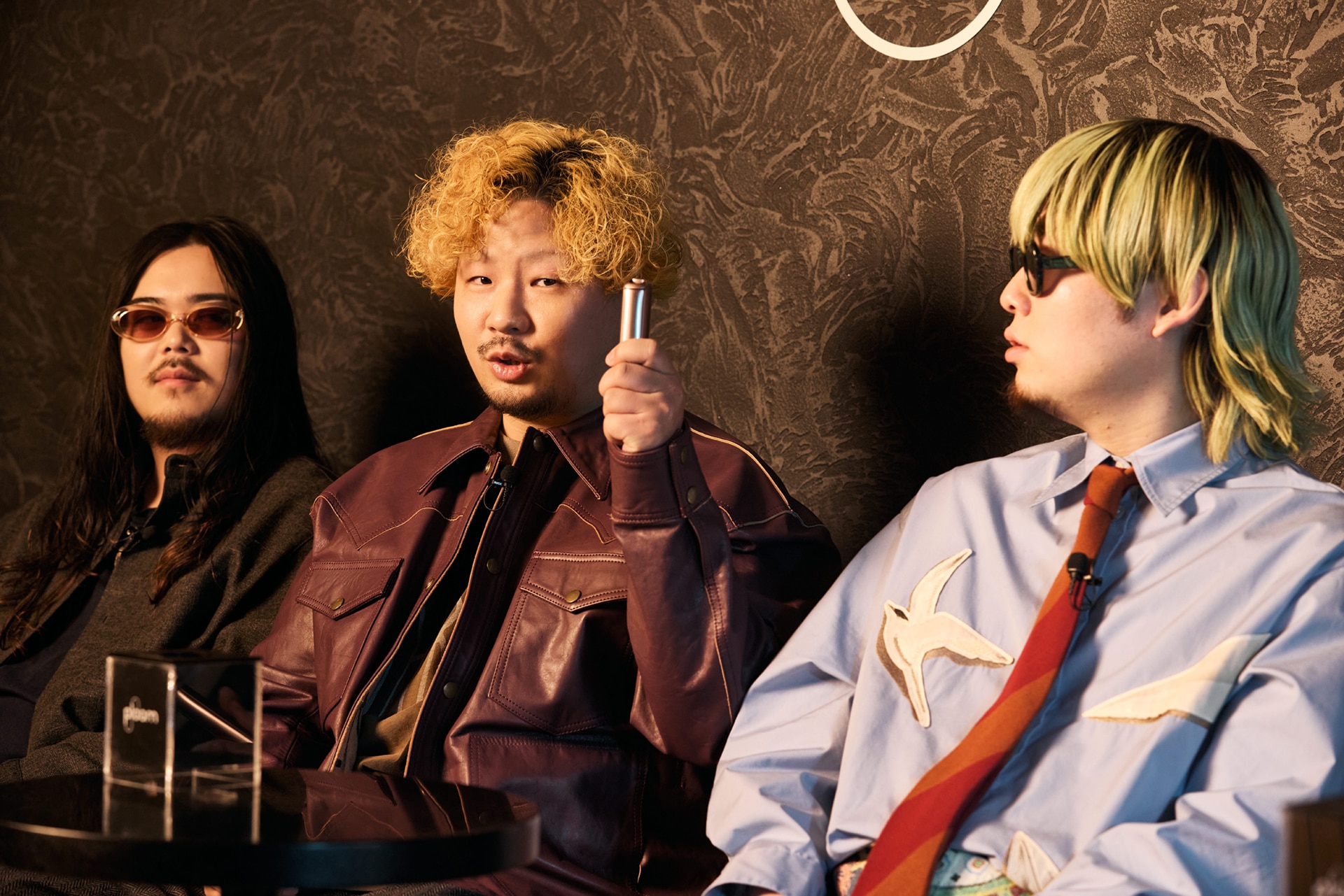 左から長谷部悠生（G）、益田英知（Dr）、内田怜央（Vo）。