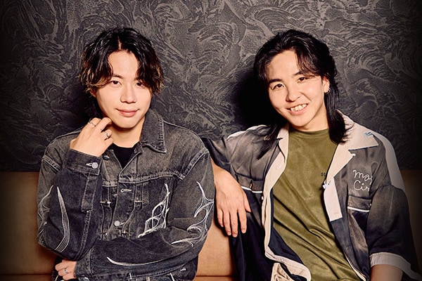 自身が演じる桐生斗真のクッションを抱き締める片寄涼太（GENERATIONS