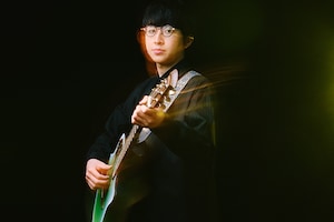 崎山蒼志インタビュー｜メジャーデビューを果たした心境や新曲「逆行」の制作背景に迫る