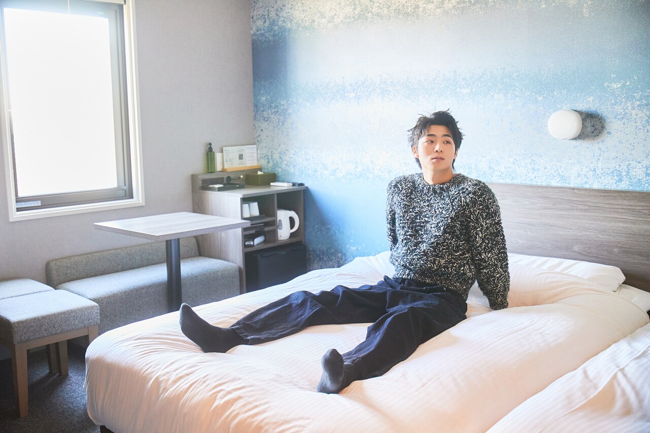WATWING八村倫太郎が「ぐっすり眠れる」スーパーホテルへ！ドリンク
