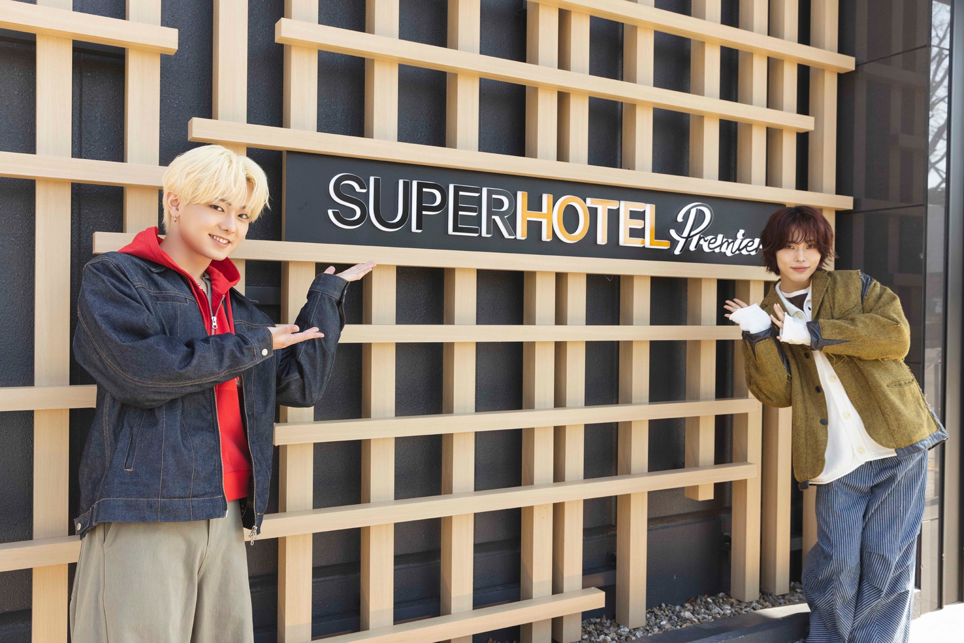 「スーパーホテルPremier富山・城址公園前」に到着した小田惟真と星野晴海。