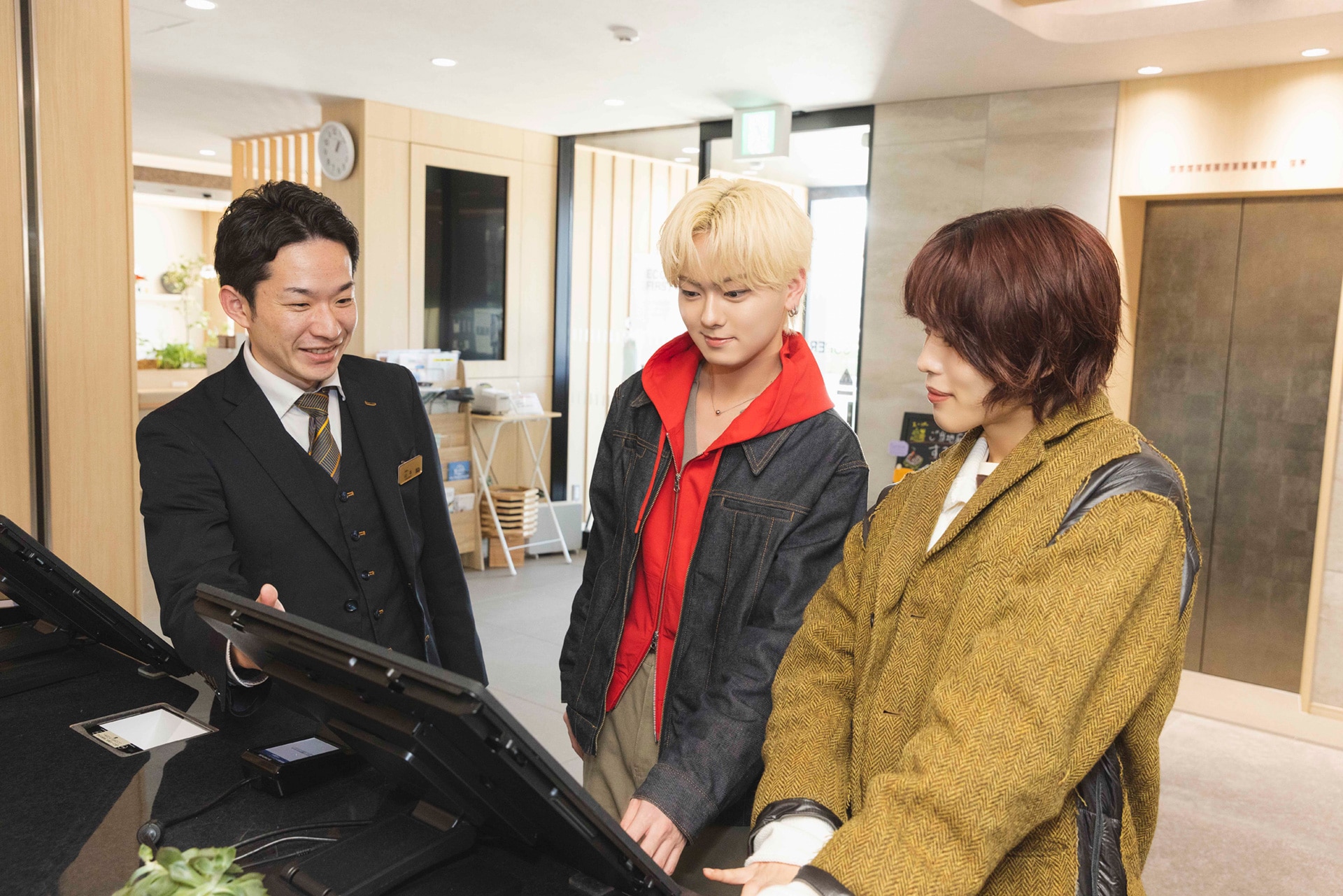 スマートチェックイン時にはホテルスタッフが案内してくれる。