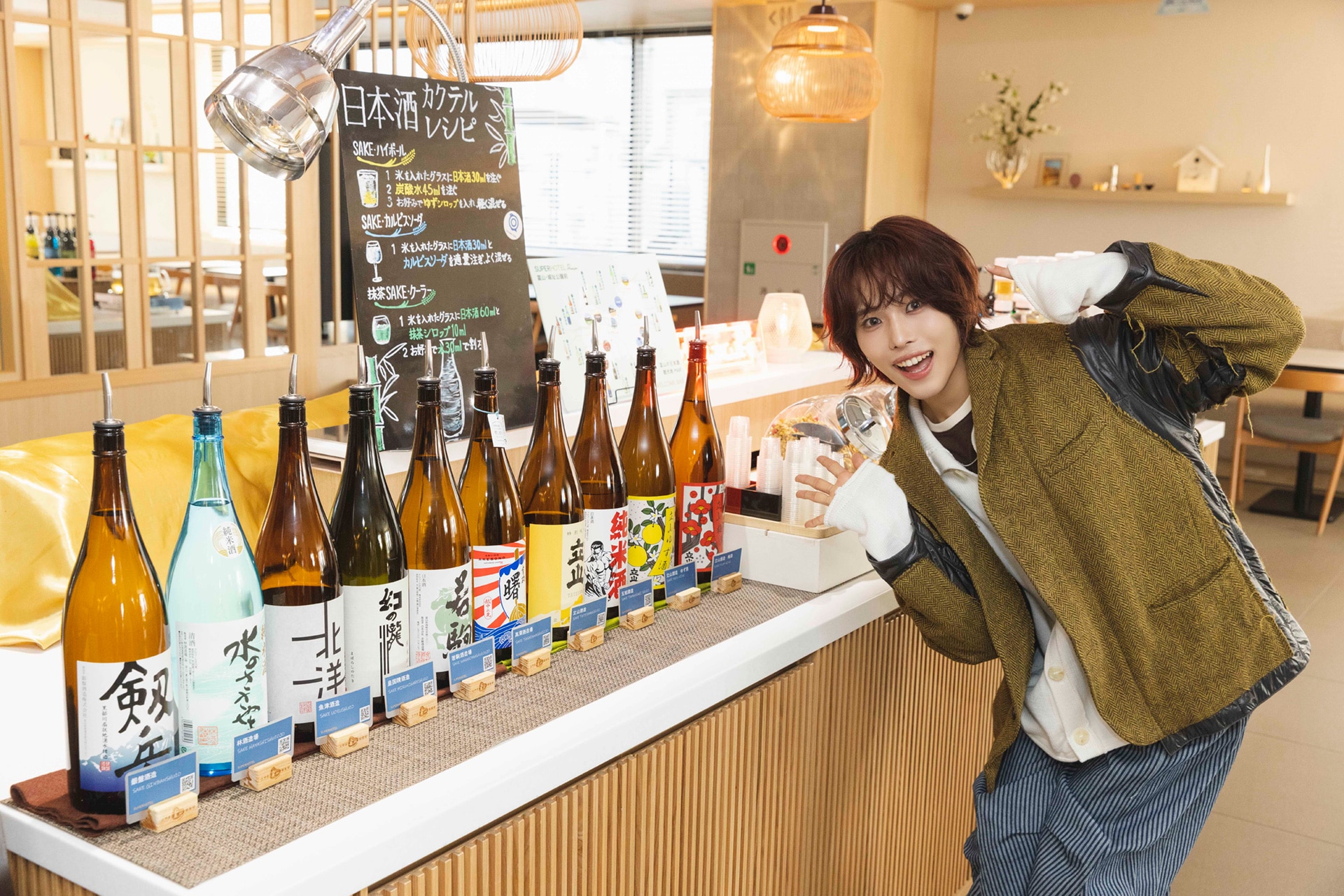 地酒を前にテンションが上がる星野晴海。