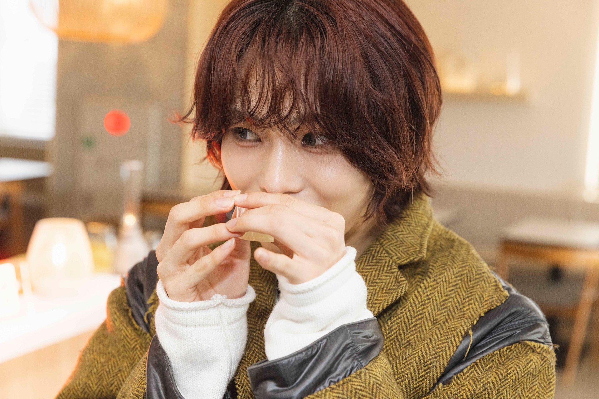 さまざまな地酒をおいしそうに試飲する星野晴海。