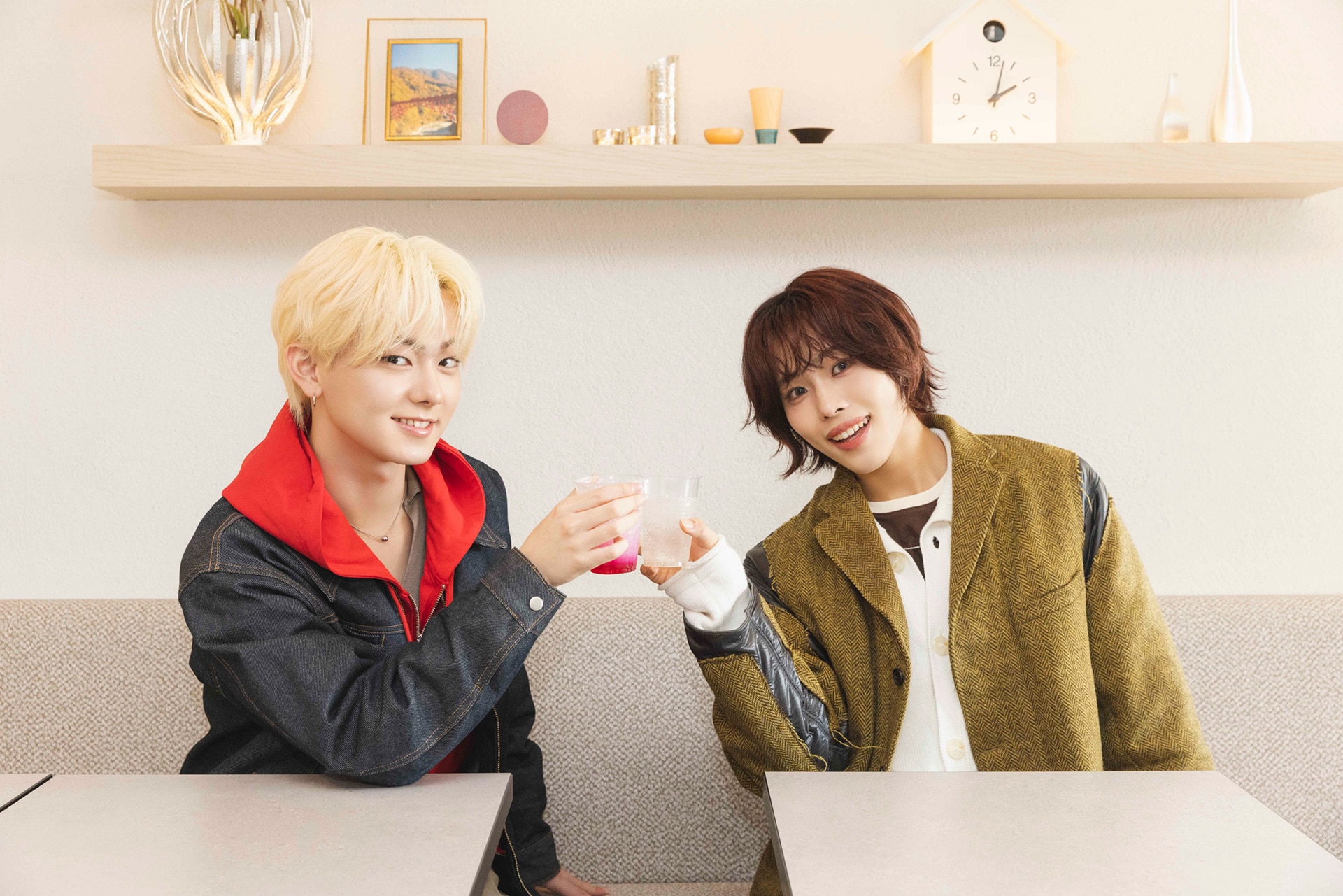 オリジナルドリンクで乾杯する小田惟真と星野晴海。