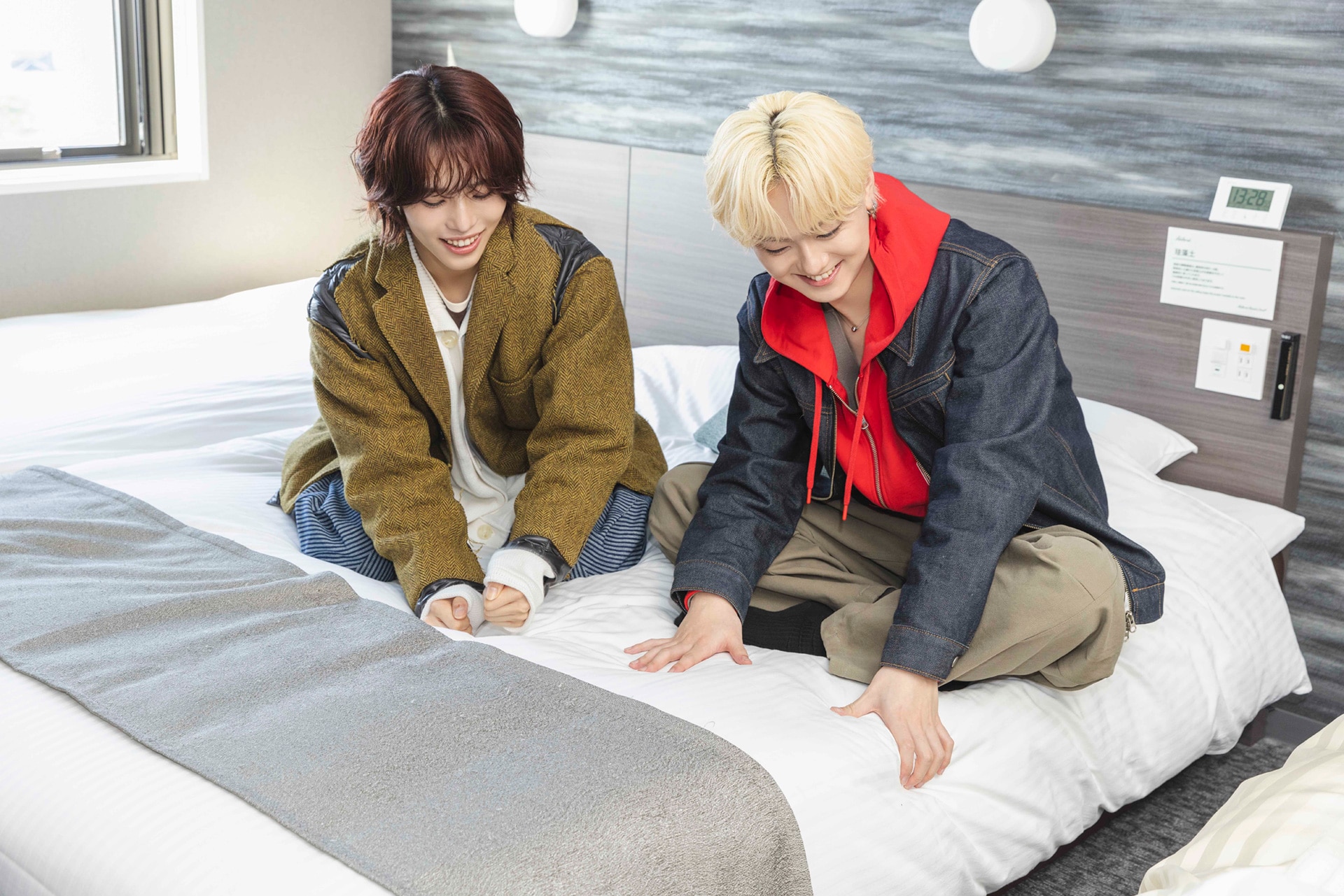 マットレスの硬さをチェックする小田惟真と星野晴海。