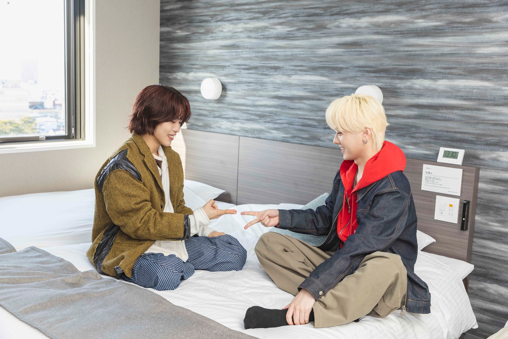 窓側のベッドを賭けてじゃんけんする小田惟真と星野晴海。