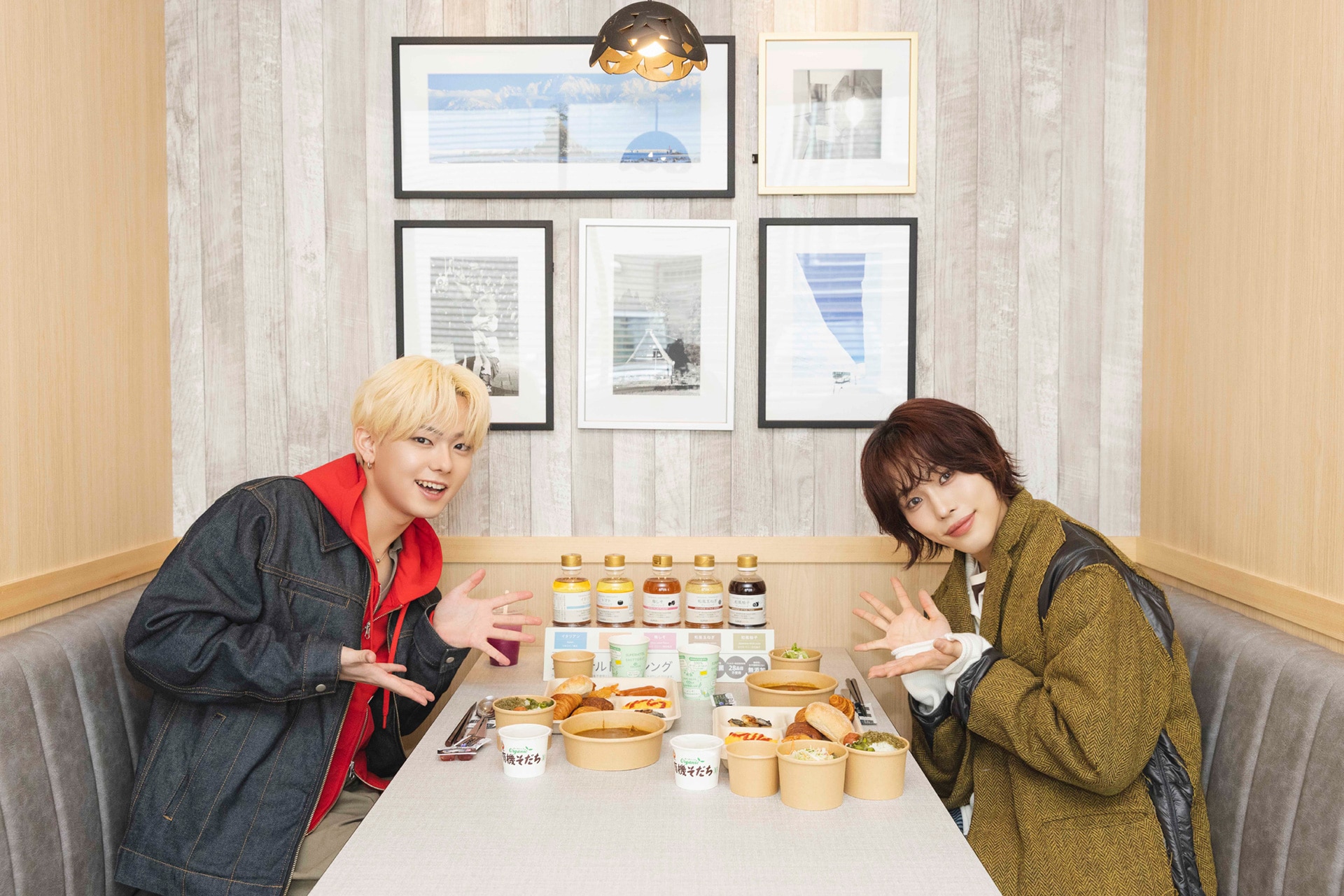 用意された朝食に笑顔を見せる小田惟真と星野晴海。