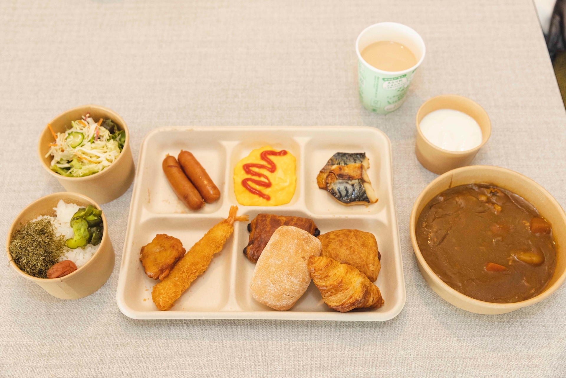 「スーパーホテルPremier富山・城址公園前」では富山ポークを使ったカレーや上黒とろろなどの地産地消メニューを楽しめる。