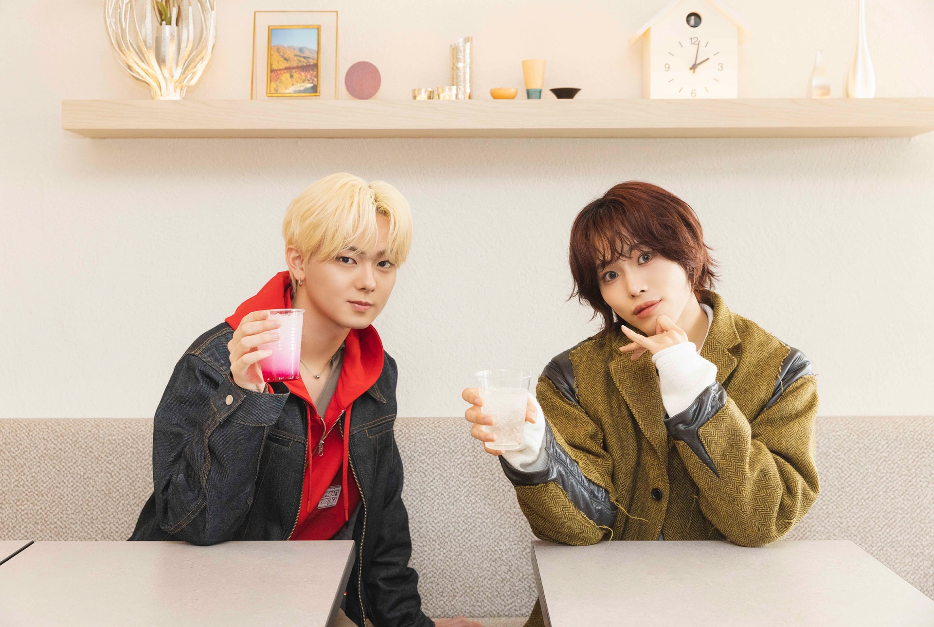 オリジナルドリンクで乾杯する小田惟真と星野晴海。