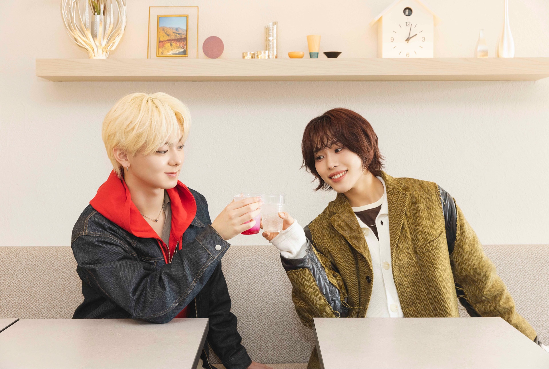 オリジナルドリンクで乾杯する小田惟真と星野晴海。