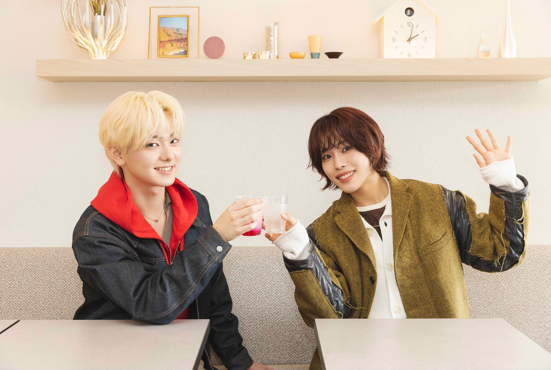 オリジナルドリンクで乾杯する小田惟真と星野晴海。