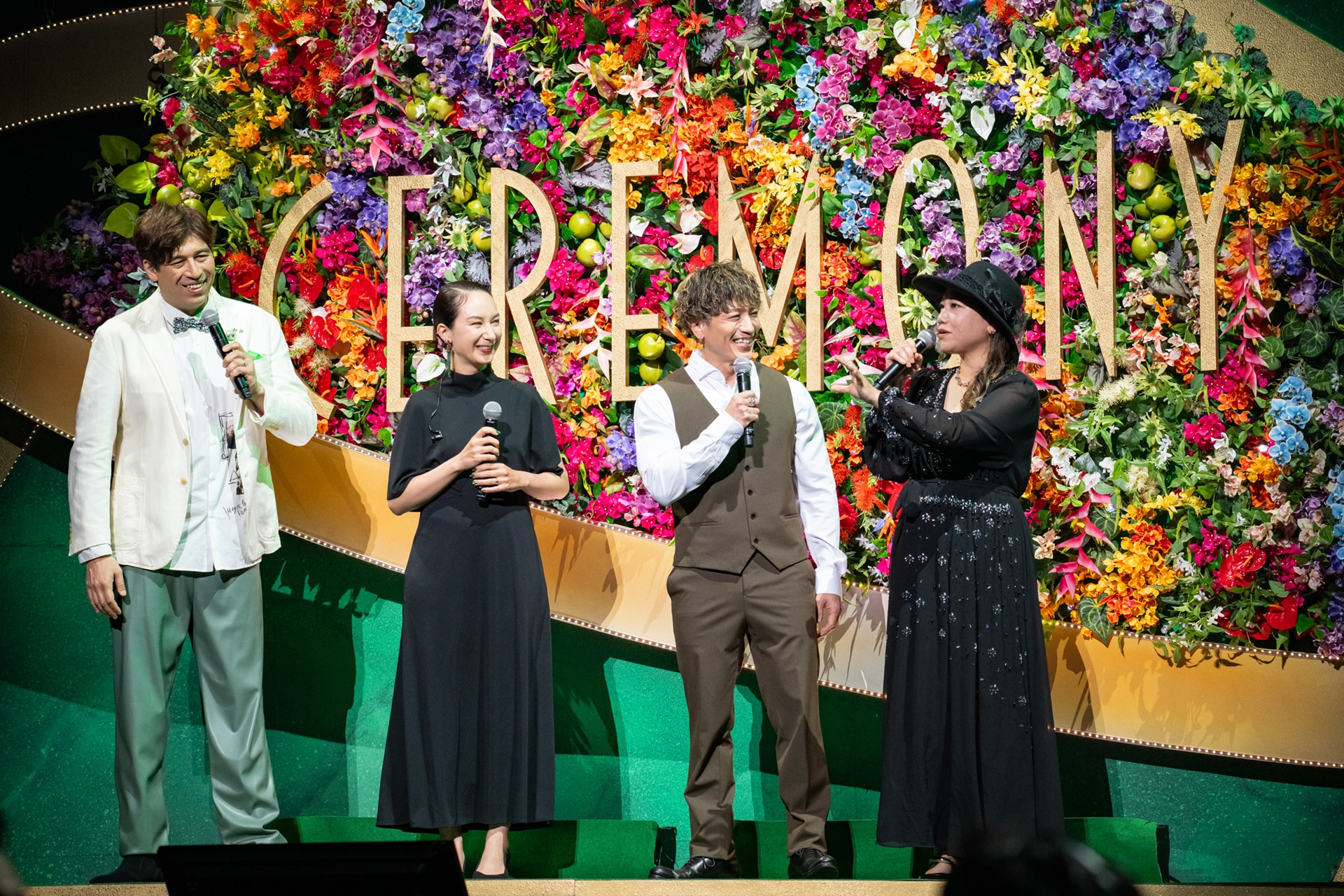 左からサッシャ、ノイハウス萌菜、許田信介（B / HY）と仲宗根泉（Key, Vo / HY）。