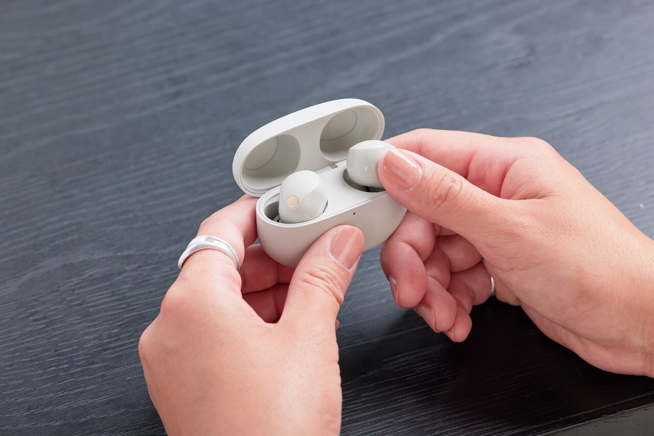 T*a様 SONY WF-1000XM5 ワイヤレスイヤホン ホワイト　新品 綱川明美がソニー「WF-1000XM5」を体験｜世界を広げる一助に