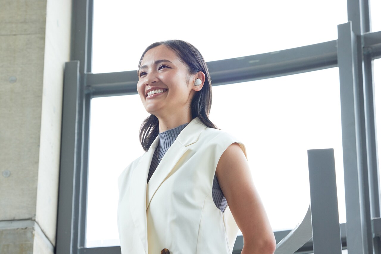 綱川明美がソニー「WF-1000XM5」を体験｜世界を広げる一助に