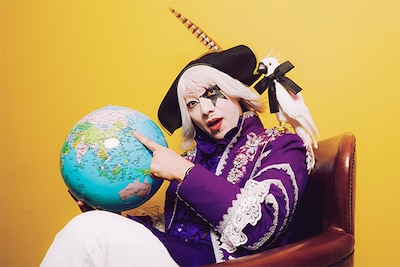 みんなで応援してゴー☆ジャスをもっとゴージャスに!? au「マネ活検定」で金の地球儀プレゼント企画スタート。宇宙海賊のお金事情も明らかに