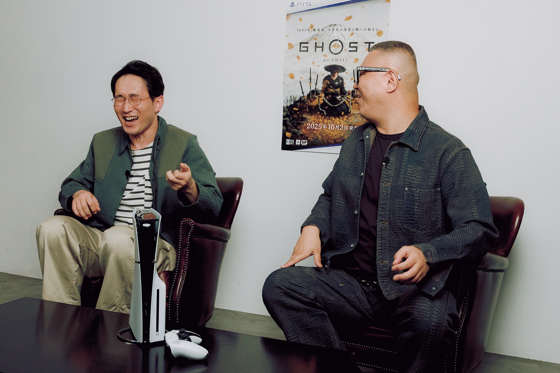 三味線を弾く楽しさを熱弁するシソンヌじろう(左)