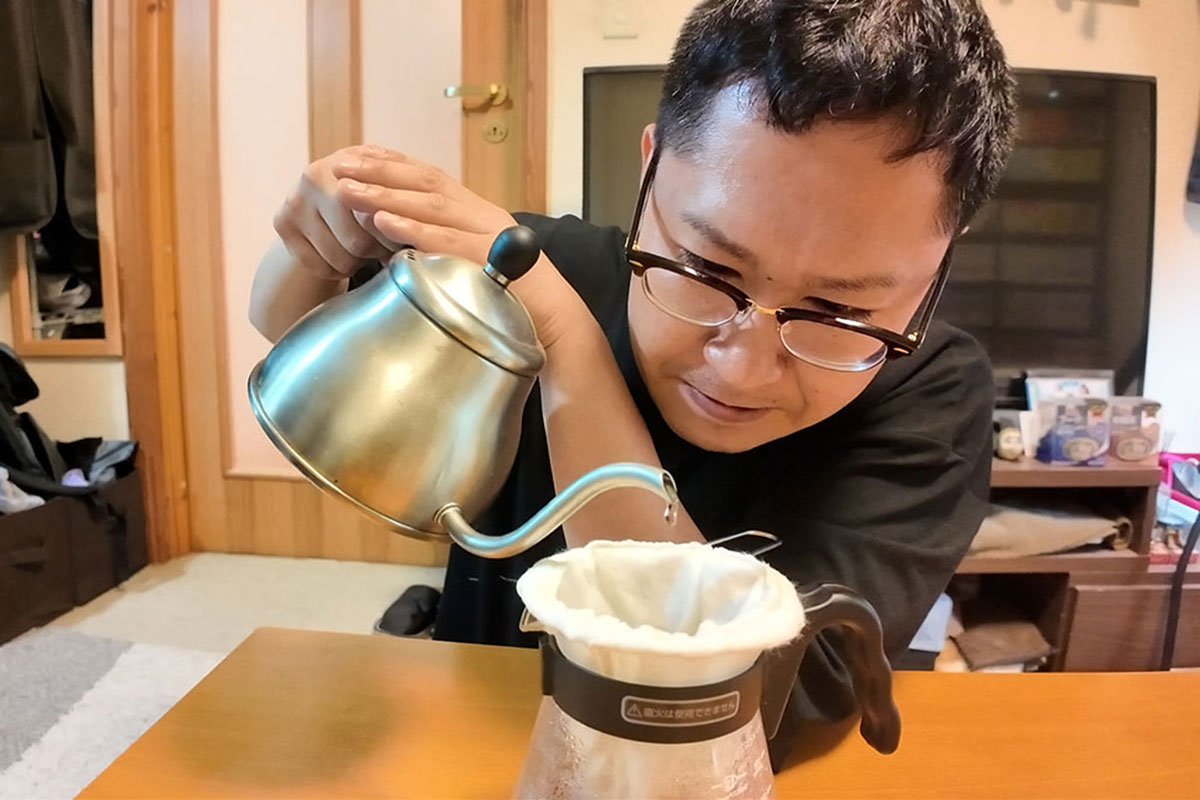 密着スタッフにコーヒーを淹れる渡辺銀次