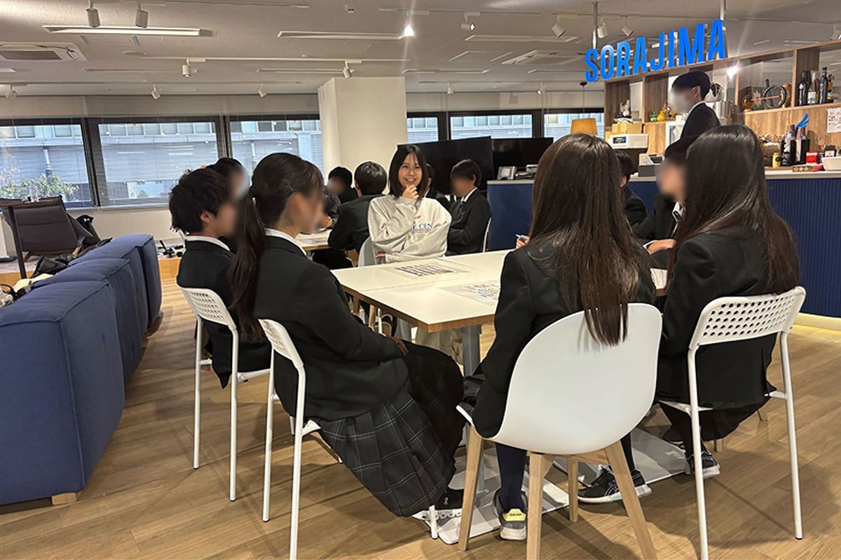 学校訪問や会社訪問の様子。